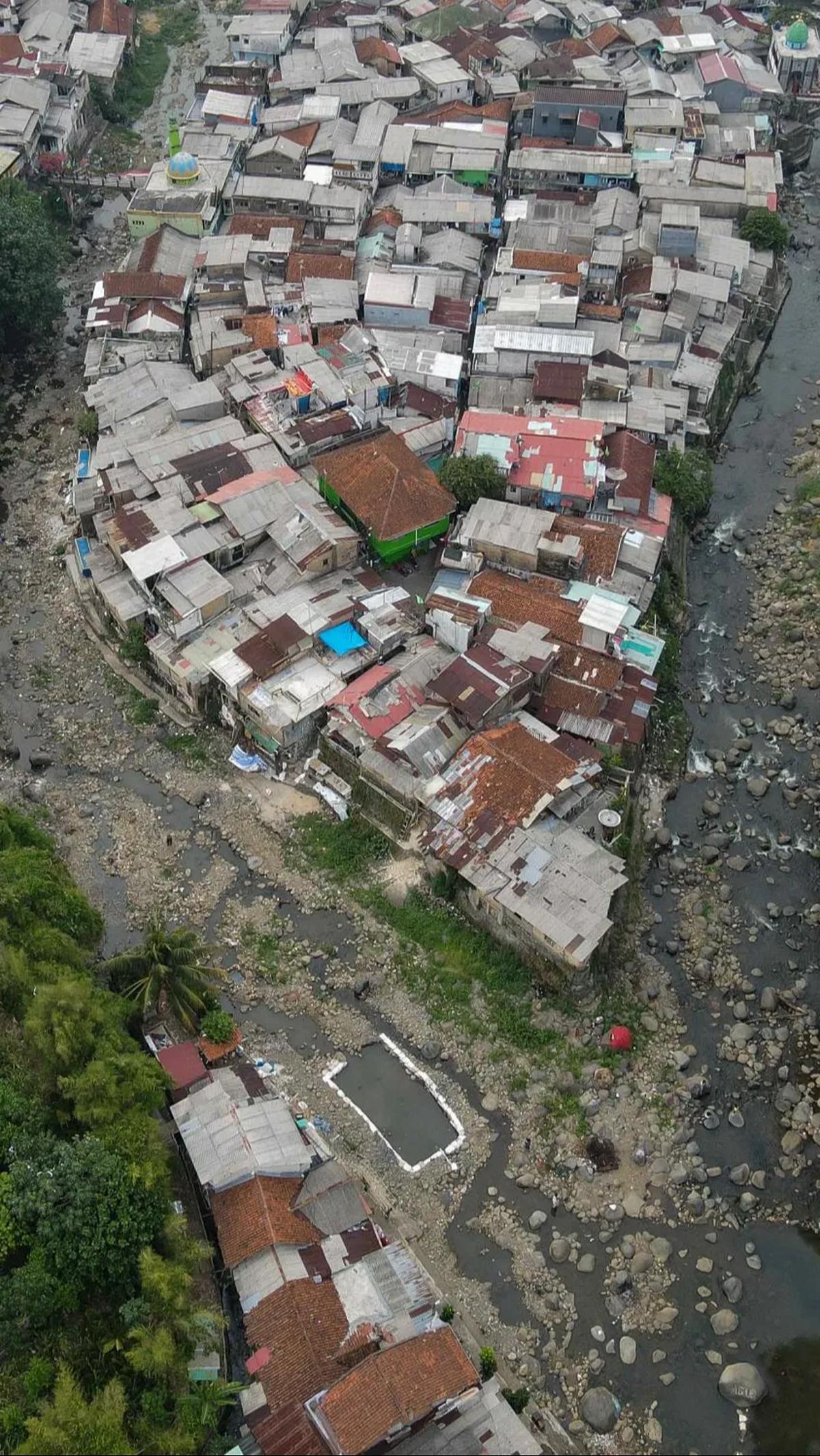 Bahkan masalah lain pun muncul, seperti sampah yang mulai memenuhi sekitar bantaran sungai.