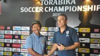 Pelatih Arema Cronus, Milomir Seslija terlihat akrab dengan pelatih Bhayangkara Surabaya United, Ibnu Grahan jelang duel kedua tim dalam lanjutan TSC 2016 presented by IM3 Ooredoo di Stadion Kanjuruhan, Malang, Minggu (15/5/2016). (Bola.com/Iwan Setiawan)