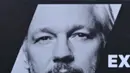 Istri pendiri WikiLeaks Julian Assange, Stella Assange berbicara kepada para pendukung dan anggota media di luar The Royal Courts of Justice, Pengadilan Tinggi Inggris, di pusat kota London pada tanggal 20 Februari 2024, saat jeda persidangan. (JUSTIN TALLIS/AFP)