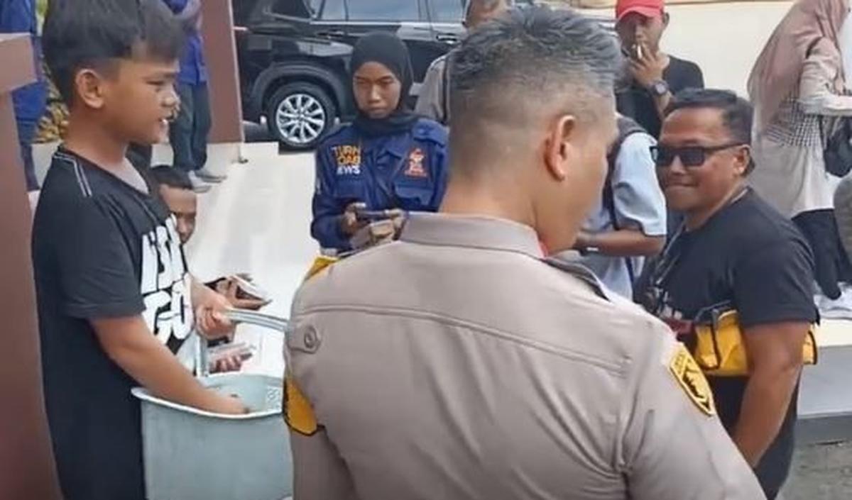 "Di saat teman-teman se usianya asik bermain, dia harus bekerja keras membantu ibu nya" ujar Kapolres<br>