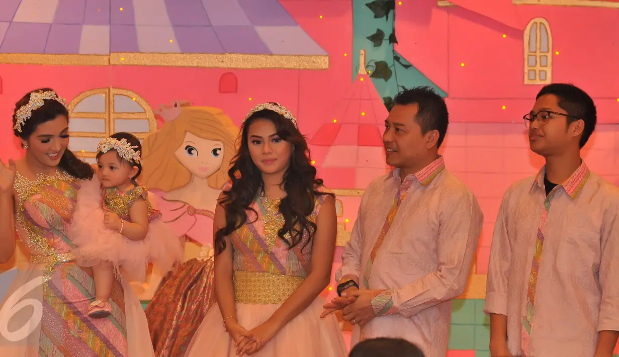 Anang dan Ashanty merayakan ulang tahun anaknya Arsy Addara Musicia Nurhermansyah yang ke 1 di Mercantile Athletic Club WTC 1, Jakarta, Kamis (17/12/2015). Pesta bernuansa kerajaan tersebut berlangsung mewah dan meriah (Liputan6.com/Herman Zakharia)