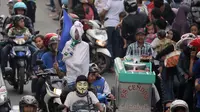 Suporter berpakaian pocong saat Pawai Persib Juara Piala Presiden di jalanan kota Bandung, Minggu (25/10/2015). (Bola.com/Nick Hanoatubun)