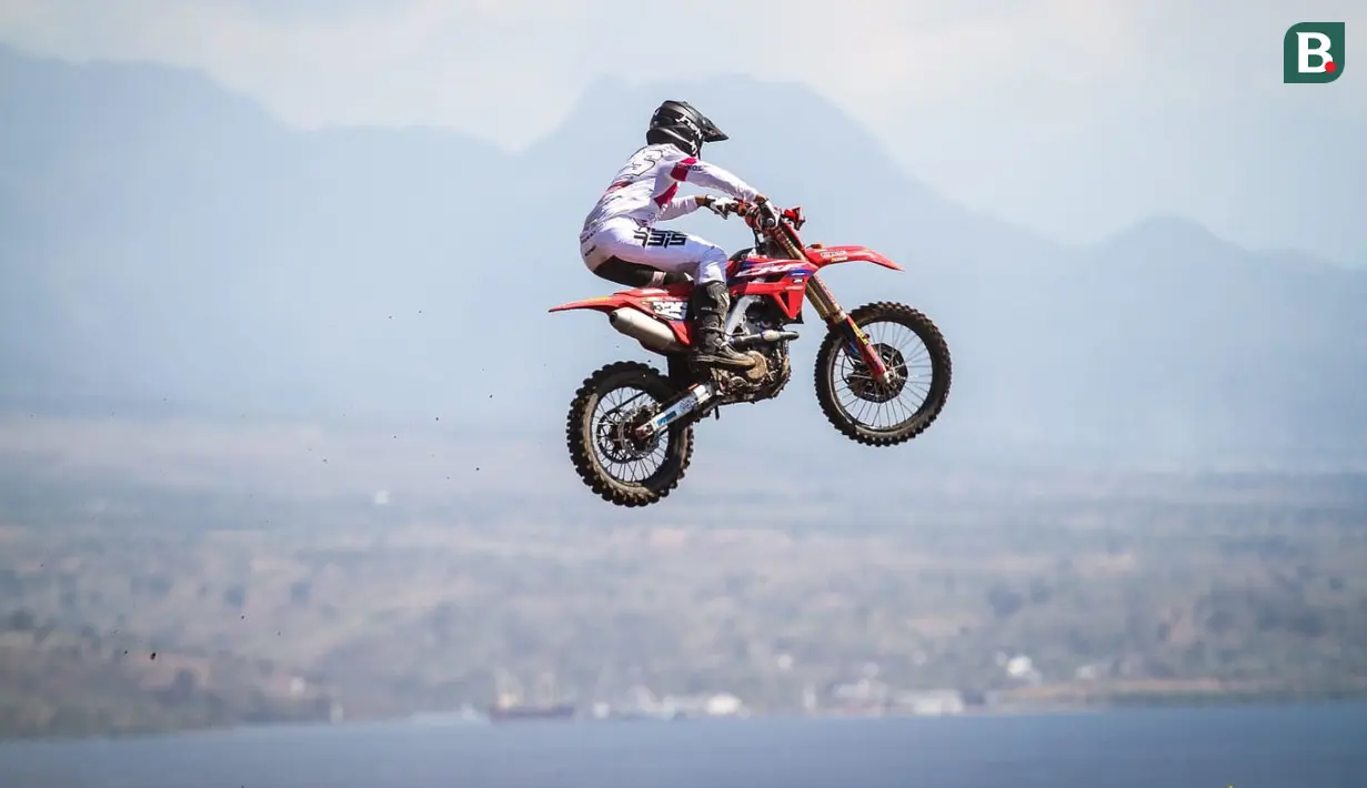 Crosser Indonesia, Delvintor Alfarizi, beraksi di Sirkuit Samota. Pembalap binaan Astra Honca Racing Team ini tampil di kelas kedua atau MX2 MXGP Sumbawa 2023. (Doc AHRT)