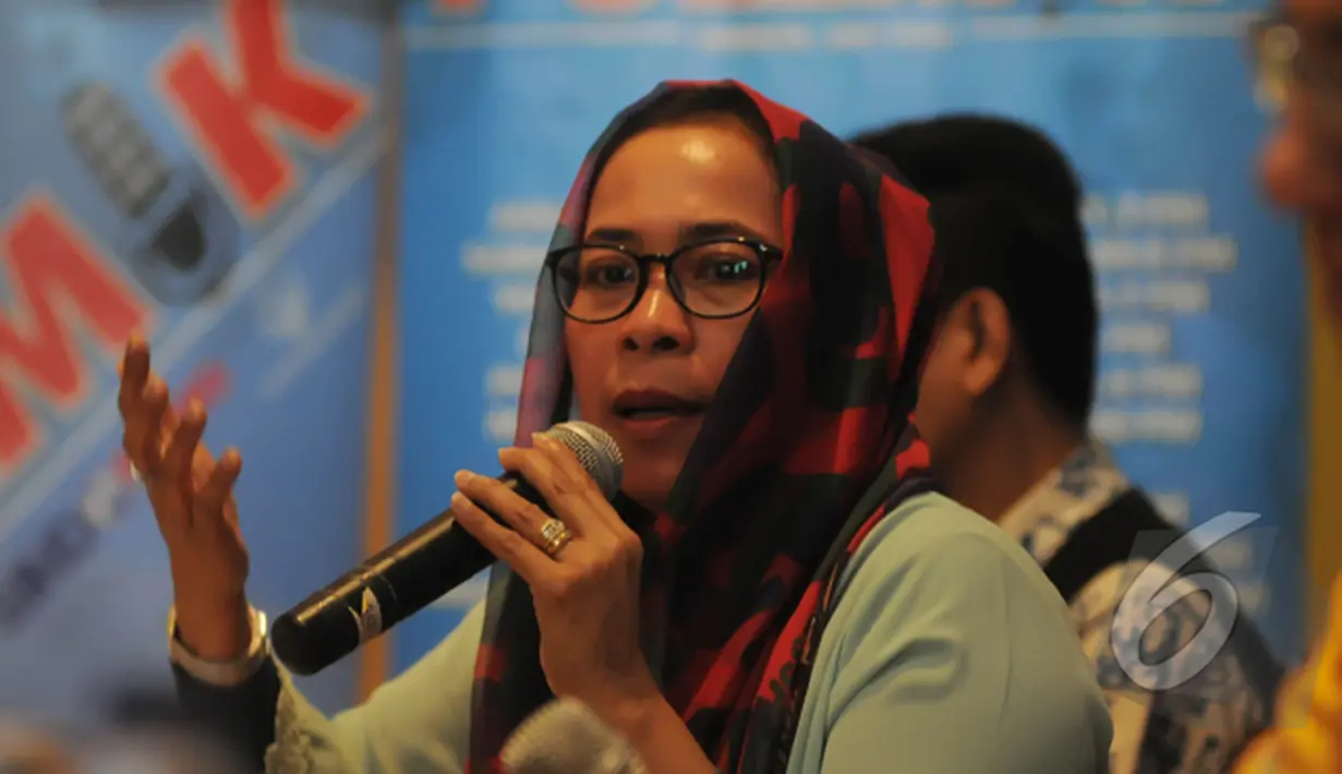 Dwi Ria Latifa saat menjadi pembicara pada bertajuk "Simalakama Jokowi" di kawasan Cikini, Jakarta, Sabtu (14/2/2015). Banyak permasalahan yang dihadapi Jokowi dinilai para pengamat seperti buah simalakama. (Liputan6.com/Herman Zakharia)