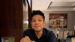 Pergi berdua tanpa anak-anak, Artika dan Baim saling memotret satu sama lain. Pemilik nama Ibrahim Imran ini menampilkan wajah bahagia saat makan malam bersama sang istri tercinta. Terdapat lilin dan bunga yang memperindah meja makan pasangan suami istri ini. (Liputan6.com/IG/@artikasaridevi)