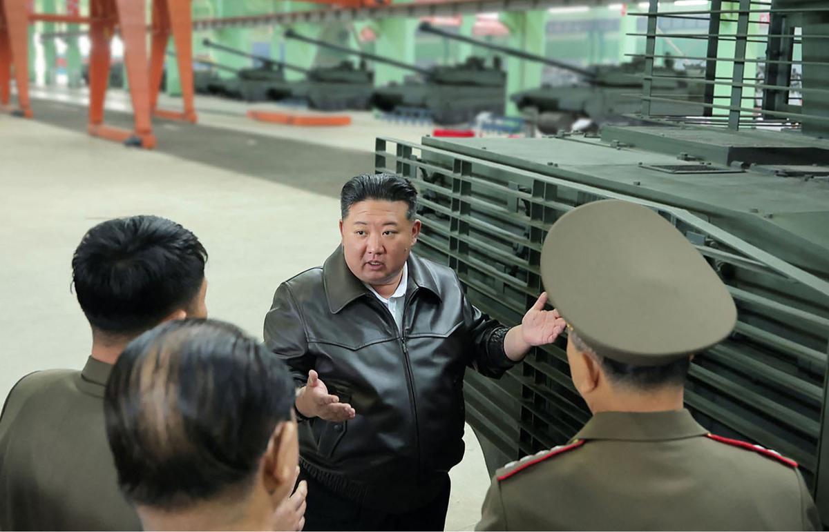 FOTO: Kunjungan Presiden Korut Kim Jong Un ke Pabrik Tank yang “Dirahahasiakan”