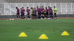 Pemain Timnas Indonesia U-23 melakukan pemanasan saat latihan untuk persiapan SEA Games 2021 di Stadion Madya, Senayan, Jakarta, Selasa (12/04/2022) sore WIB. Skuat Garuda Muda rencananya akan berlaga di Hanoi pada 6-22 Mei 2022. (Bola.com/Bagaskara Lazuardi)