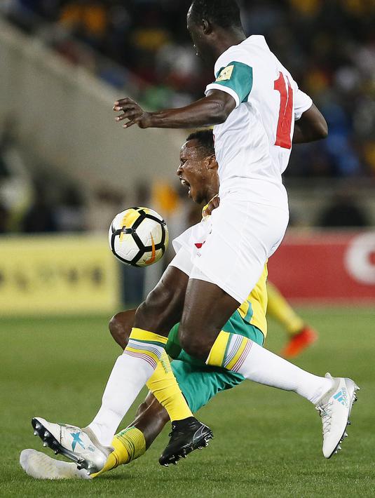 Gelandang Senegal, Cheikh Ndoye, berebut bola dengan gelandang Afrika Selatan, Themba Zwane, pada laga kualifikasi Piala Dunia 2018 di Stadion The Peter Mokaba, Jumat (10/11/2017). Senegal menang 2-0 atas Afrika Selatan. (AFP/Phill Magakoe)