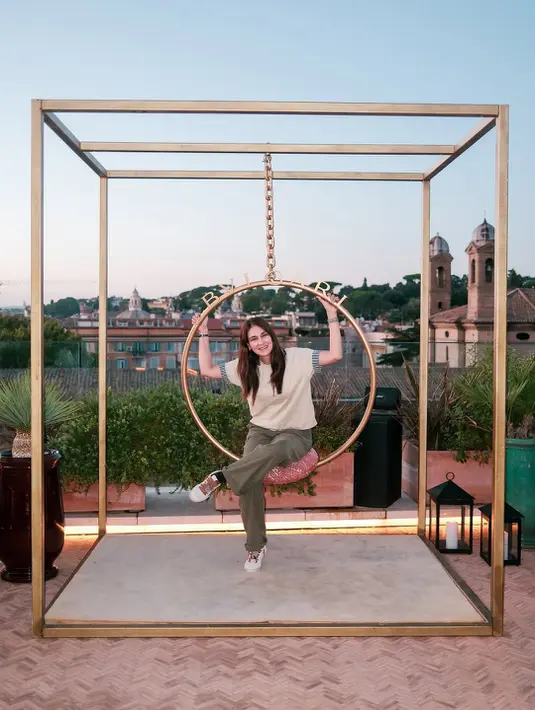 Meski sudah jadi istri, Luna Maya kembali ke setelan cuek dengan t-shirt, baggy pants, dan sneakers [@lunamaya]