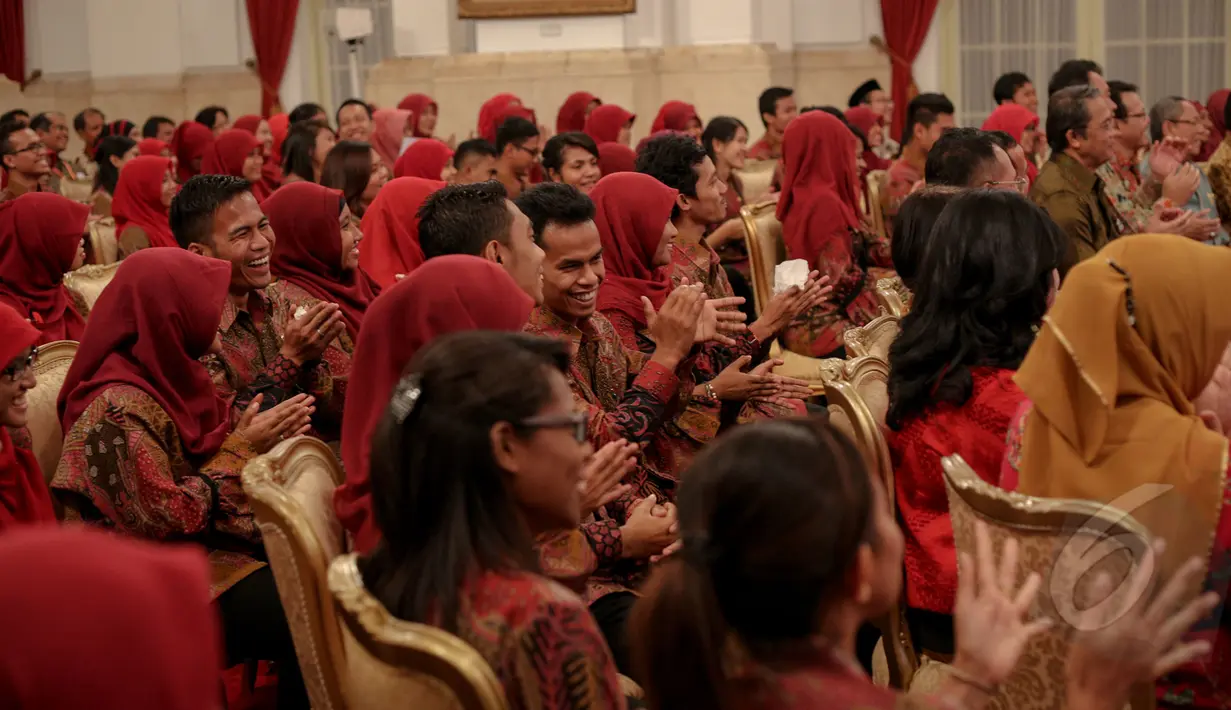 Tim  Nusantara Sehat I yang terdiri dari 143 tenaga kesehatan dari berbagai bidang terlihat antusias saat acara pelepasan di Istana Negara, Jakarta, Senin (4/5/2015). (Liputan6.com/Faizal Fanani)