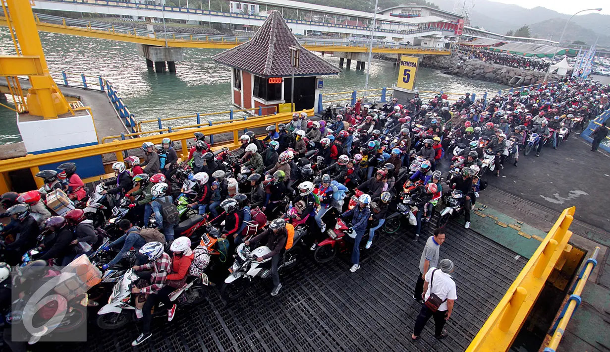 Ribuan motor mengular saat akan memasuki kapal Ferry tujuan Pelabuhan Bakauheni, Lampung  di Pelabuhan Merak, Banten, Rabu, (15/7/2015). Total pemudik yang menyebrang 124.606 pemudik, 9.860 roda empat, 19.197 roda dua. (Liputan6.com/JohanTallo)