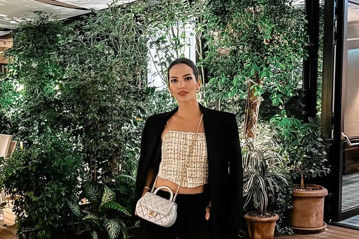 Inspirasi mix and match outfit putih ala Nia Ramadhani (Instagram/@ramadhaniabakrie)