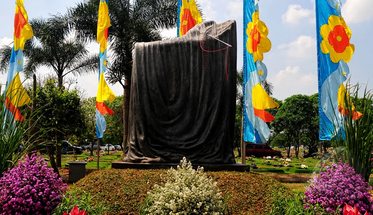 Sebuah prasasti untuk memperingati Tragedi Mei 1998 dibangun di Komplek Pemakaman Masal Tragedi Mei 1998 TPU Pondok Ranggon, Jakarta Timur, Rabu (13/5/2015). (Liputan6.com/Yoppy Renato)