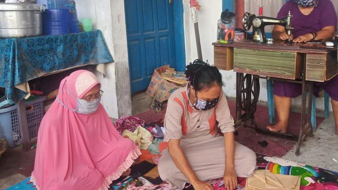 Ibu-ibu di salah satu usaha jahit rumahan di Kelurahan Tawaeli, Palu Utara yang tengah mengerjakan pesanan masker dari Mutmainah Korona, Selasa (7/4/2020). (Foto: Liputan6.com/ Heri Susanto).