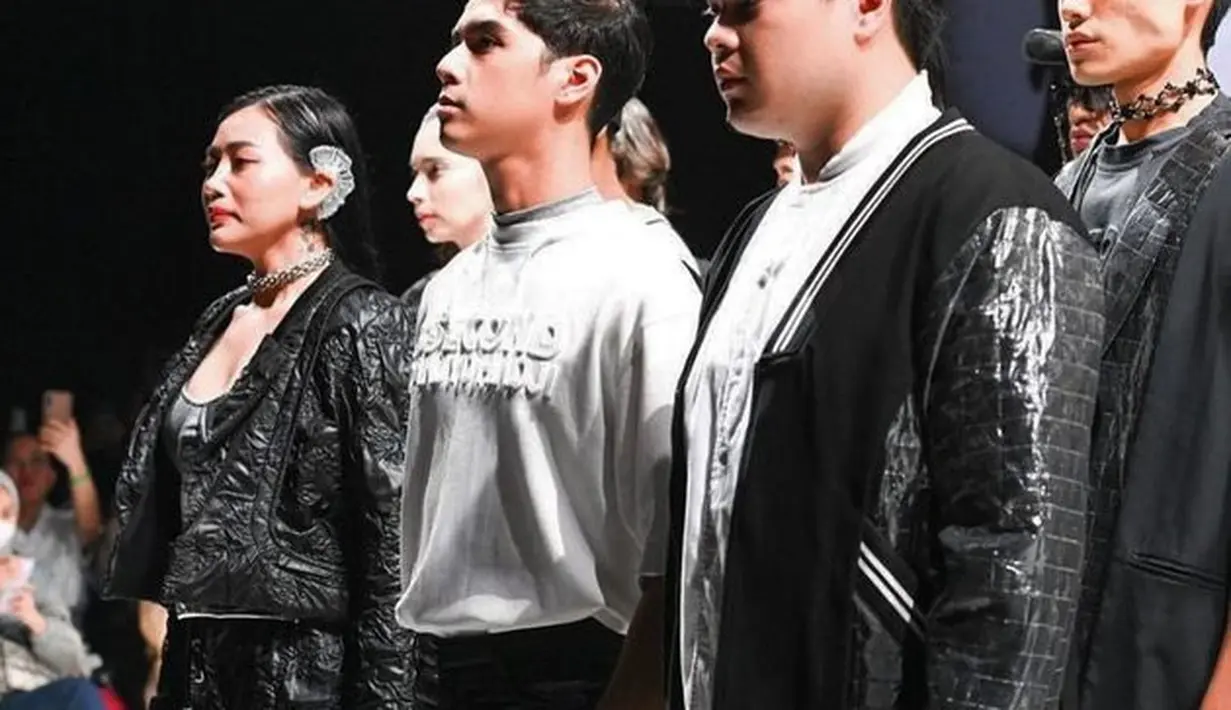 Dalam acara fashion show tersbeut, Al Ghazali sempat berjalan di catwalk bareng dengan model lain. Ada juga sederet public figure lainnya yang juga terlibat sebagai model catwalk.(Instagram.com/alghazali7)