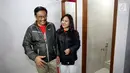 Gubernur DKI Jakarta Djarot Saiful Hidayat dan istri Happy Farida melihat toilet yang baru dibangun di Monas, Jakarta, Sabtu malam (12/8). Toilet tersebut merupakan fasilitas yang baru selesai dibangun oleh Coca-Cola Fondation. (Liputan6.com/Johan Tallo)