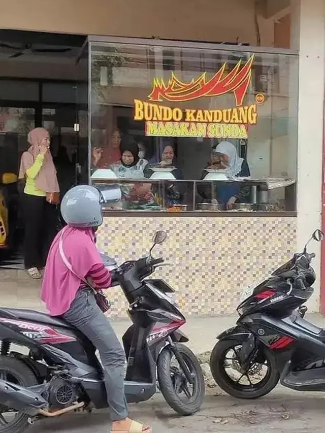 6 Potret Warung Makan Padang – Jawa Ini Bikin Dahi Pembeli Jadi Berkerut