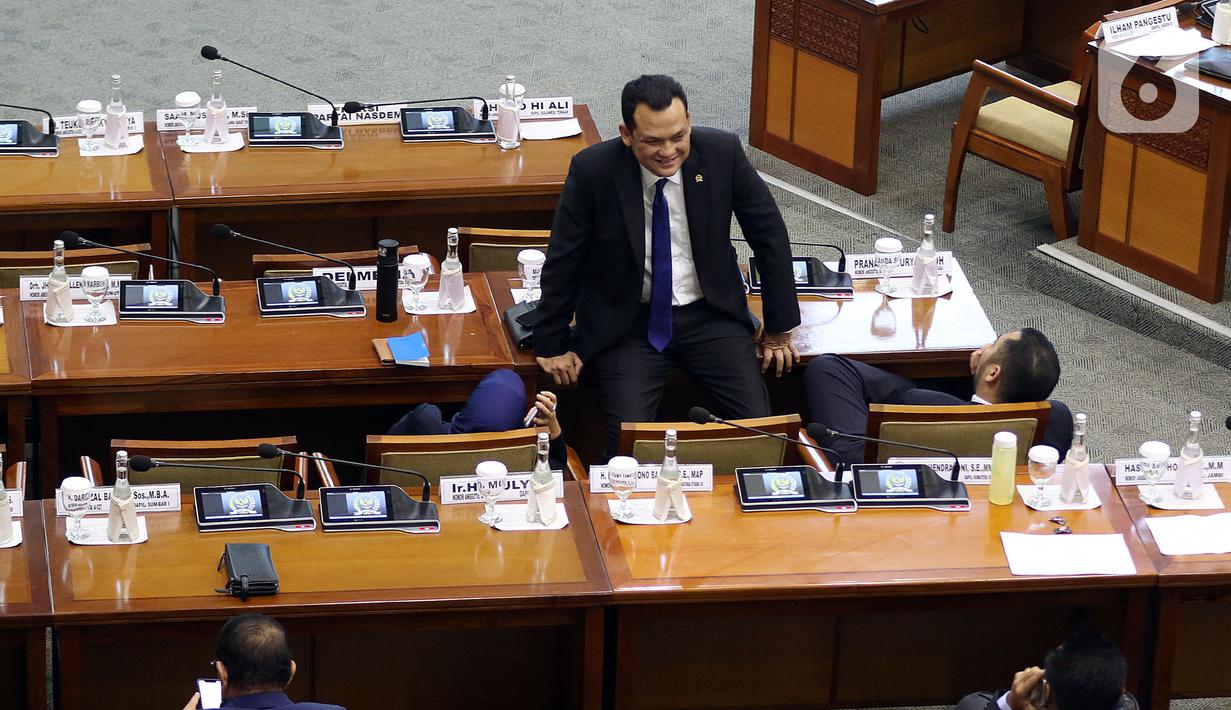 Anggota dewan duduk di meja menunggu Sidang Paripurna ke-3 Masa Persidangan I Tahun Sidang 2019-2020, di Kompleks Parlemen, Senayan, Jakarta, Selasa (22/10/2019). Sidang membahas penetapan jumlah dan komposisi anggota dari masing-masing fraksi dalam alat kelengkapan dewan. (Liputan6.com/Johan Tallo)
