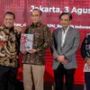 Anggota I Badan Pemeriksa Keuangan (BPK) Nyoman Adhi Suryadnyana (kedua kiri) menyerahkan Laporan Hasil Pemeriksaan BPK Atas Laporan Keuangan KPU Tahun 2022 kepada Ketua Komisi Pemilihan Umum (KPU) Hasyim Asy'ari (tengah) di Gedung KPU, Jakarta, Kamis (3/8/2023). (Liputan6.com/Faizal Fanani)