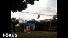 Angin puting beliung yang melanda selama hampir 7 menit tersebut juga merusak lapak pedagang dan menumbangkan sejumlah pohon.