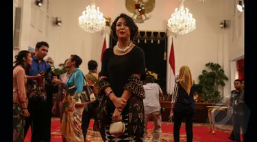 Sherina terlihat sederhana tanpa memamerkan keglamoran saat mengahadiri pelantikan ayahnya di Istana Negara, Jakarta, Senin (26/1/2015). (Liputan6.com/Faizal Fanani)