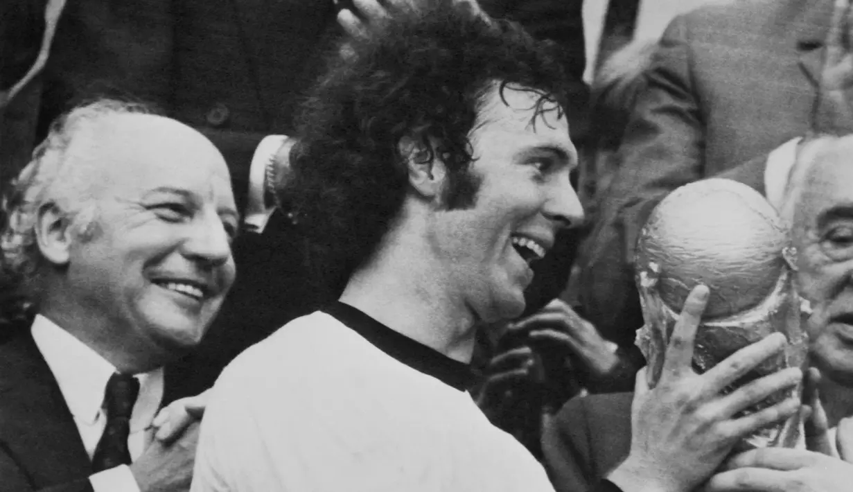 Franz Beckenbauer. Eks sweeper yang kini berusia 77 tahun ini menempati posisi ketiga sebagai pemain terbaik Jerman sepanjang masa. Bersama Timnas Jerman, pamain dengan julukan The Kaiser ini total tampil dalam 103 laga dengan torehan 14 gol dan 2 assist dengan raihan 2 trofi, juara Piala Eropa 1972 dan juara Piala Dunia 1974. Sementara di level klub bareng Bayern Munchen, ia total tampil dalam 577 laga di semua ajang dengan torahn 74 gol dan 75 assist selama 14 musim mulai 1963/1964 hingga 1976/1977 dengan meraih banyak trofi di antaranya 4 kali juara Liga Jerman, 3 kali juara Piala Champions dan 1 kali juara Piala Winners. (AFP)