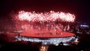 Suasana pesta kembang api saat pembukaan Asian Games di SUGBK, Jakarta, Sabtu, (18/8/2018). Pesta kembang api membuat langit Jakarta semakin gemerlap. (Bola.com/Peksi Cahyo)