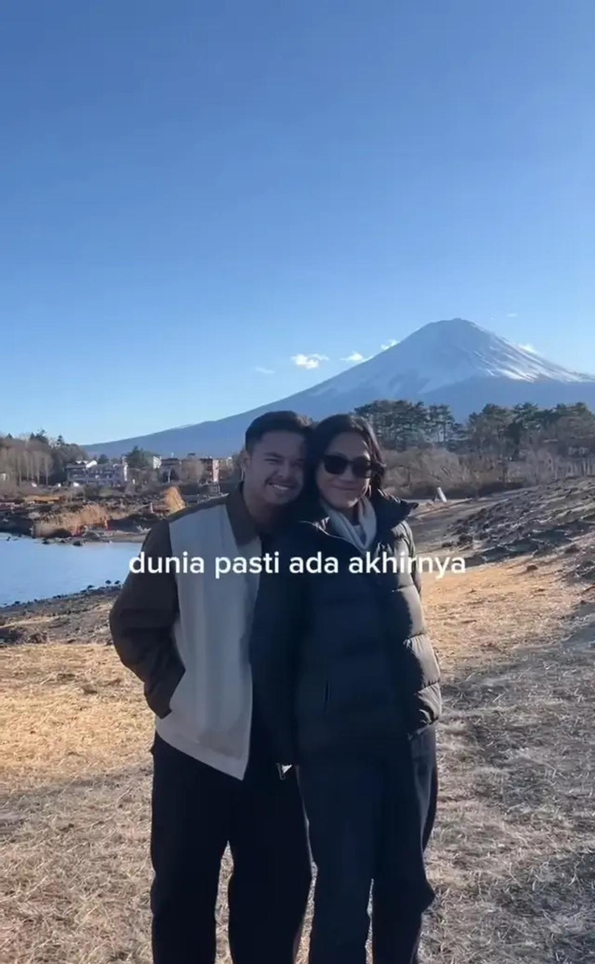 8 Potret Nadhif Basalamah Lamar Taska Amani Berlatar Gunung Fuji, Romantis