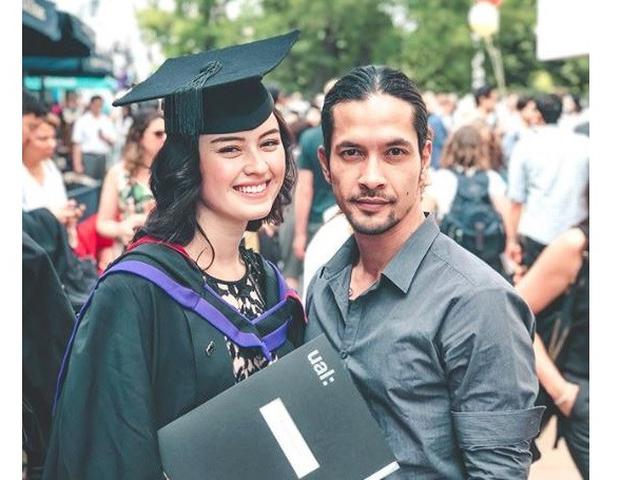 Semringah Kimberly Ryder Wisuda Di London Pacar Menemani Showbiz Liputan6 Com