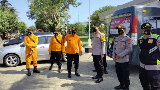 Pengamanan objek wisata di Kabupaten Cilacap, Jawa Tengah, pada libur Lebaran Idul Fitri 2021.  (Foto: Liputan6.com/Basarnas)
