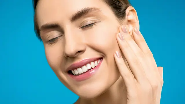 Tips Tampil Glowing Saat Bukber Outdoor dengan Makeup Satin Finish yang Tahan Lama