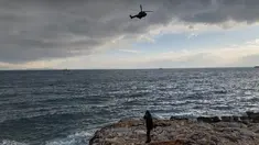 Penjaga pantai Yunani melakukan operasi pencarian dan penyelamatan di lepas pantai Pulau Lesbos pada 6 Februari 2023. Sebuah kapal yang membawa migran dari negara tetangga Turki tenggelam di lepas pantai. (Handout/Hellenic Coast Guard/AFP)