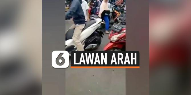 VIDEO: Ditegur Karena Lawan Arah, Ibu ini Marah