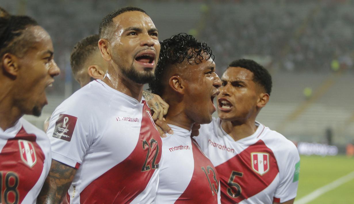 Menempati posisi ke-5 di klasemen Zona Conmebol, Peru mempunyai peluang lebih baik untuk lolos ke Qatar ketimbang Kolombia dan Cile untuk merebut satu jatah play-off. Timnas Peru pun kini didukung oleh 5 pemain yang berlaga di Kompetisi top Eropa. Siapa saja? (AFP/Pool/Sebastian Castaneda)