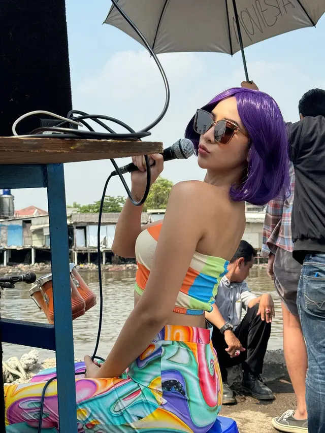 6 Potret Anya Geraldine di Balik Layar Film Mendadak Dangdut, Capek Tahan Tawa