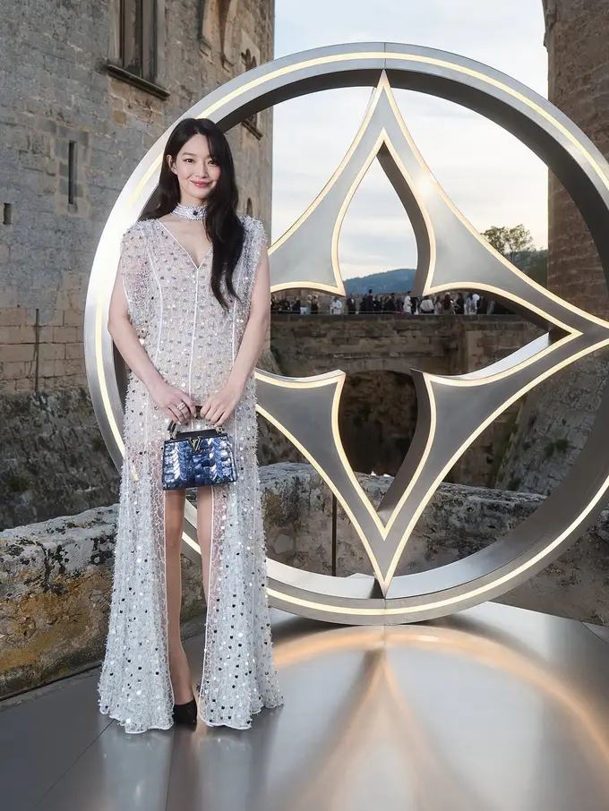 Tampilan Elegan Glamor Shin Min Ah di Acara Louis Vuitton
