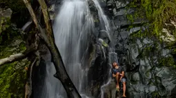 Seorang pemuda mendinginkan diri di air terjun di Samadua, Provinsi Aceh pada 9 Juli 2020. Aceh punya banyak destinasi wisata alam mempesona yang patut dikunjungi. (Photo by CHAIDEER MAHYUDDIN / AFP)