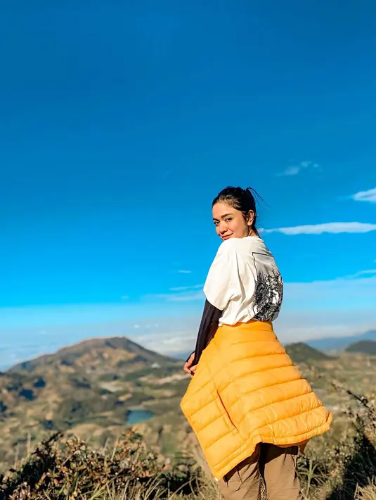 Gunung pertama yang ia daki ialah Gunung Prau yang terletak di Jawa Tengah. Punya ketinggian yang 2565 Mdpl, gunung tersebut juga jadi salah satu destinasi wisata alam. Setelah Gunung Prau, Andi pun sempat mencoba mendaki Gunung Lawu yang ada di Jawa Timur(Liputan6.com/IG/@andiannsyah)