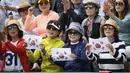 Suporter asal Korea Selatan memegang kertas bergambar bendera negaranya saat menyaksikan laga tenis di Roland Garros 2017, Prancis Terbuka, Paris (30/5/2017). (AFP/Lionel Bonaventure)
