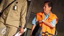 Adriansyah berjalan keluar dari Gedung KPK usai menjalani pemeriksaan, Jakarta, Selasa (7/7/2015). Untuk kepentingan penyidikan masa penahanan mantan Bupati Tanah Laut itu diperpanjang untuk 30 hari ke depan. (Liputan6.com/Helmi Afandi)