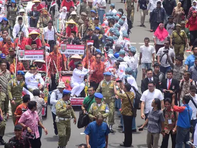 Walikota Semarang Hendar Prihadi dan Wakilnya Hevearita Gunaryanti saat di arak dengan becak usai pelantikan di Semarang , Rabu (17/2). 17 pasangan kepala daerah diambil sumpah jabatan masing-masing untuk daerah Jawa Tengah. (Liputan6.com/Gholib)