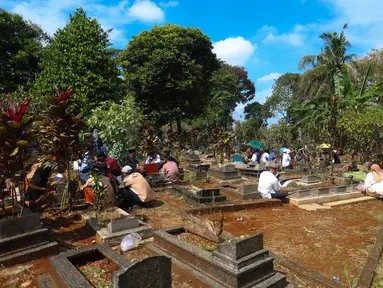 Sejumlah warga melakukan ziarah kubur usai melaksanakan salat Idulfitri 1447 Hijriah di salah satu Tempat Pemakaman Umum (TPU), Cibinong, Kabupaten Bogor, Jawa Barat, Sabtu (21/3/2026). (Kapanlagi.com/Budy Santoso)