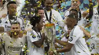 Dua pemain anyar Real Madrid, Endrick dan Kylian Mbappe, memegang trofi pertama mereka bersama Los Blancos. Keduanya merasakan trofi pertama setelah Real Madrid menang 2-0 atas Atalanta dalam laga Piala Super Eropa 2024 yang digelar di Narodowy Stadium, Warsawa, Polandia, Kamis (15/8/2024) dini hari WIB. (AP Photo/Czarek Sokolowski)