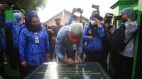 Gubernur Jawa tengah Ganjar Pranowo saat mendatangai Peresmian SLB Negeri 1 Demak