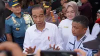 Presiden Jokowi didampingi Panglima TNI dan Wali Kota Palu, Hadianto Rasyid saat mengunjungi Pasar Masomba Palu, Rabu (30/8/2023). (Foto: Heri Susanto/ liputan6.com)