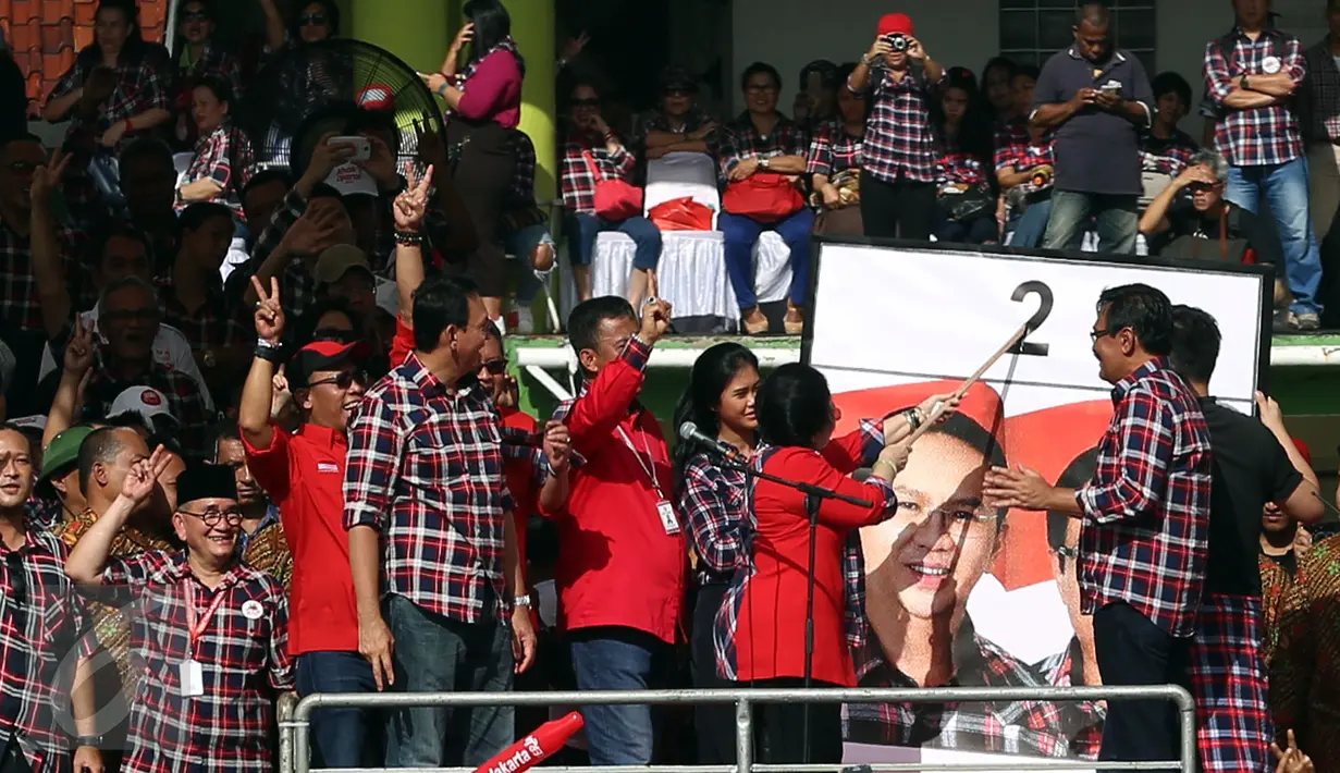 Presiden RI ke 5, Megawati Soekarnoputri didampingi Pasangan Cagub dan Cawagub Nomor Urut 2 Ahok - Djarot mencoblos surat suara no 2 di ex golf driving range" Senayan, Jakarta, (4/2). (Liputan6/JohanTallo)