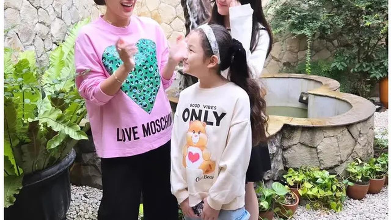 6 Potret Quality Time Ussy dan Sheva, Putri Bungsu Kian Cantik di Usia 8 Tahun