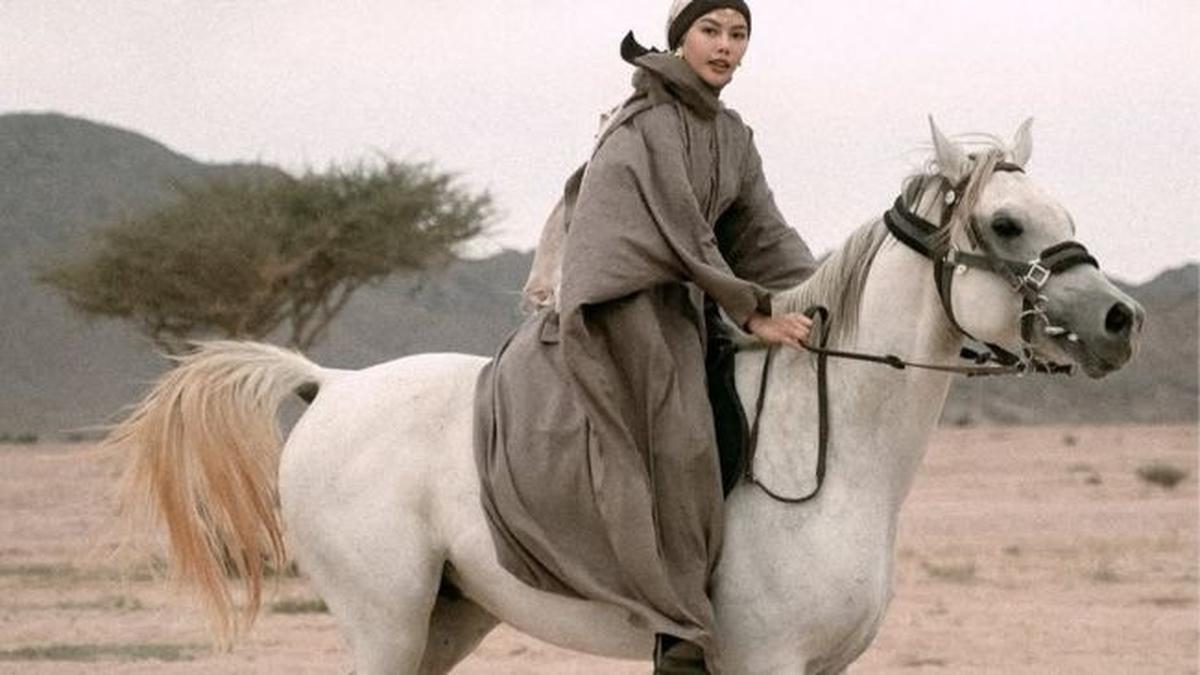 5 Potret Dara Arafah Berkuda di Tengah Gurun Pasir dengan Gaya Anggun, Cantik Memesona