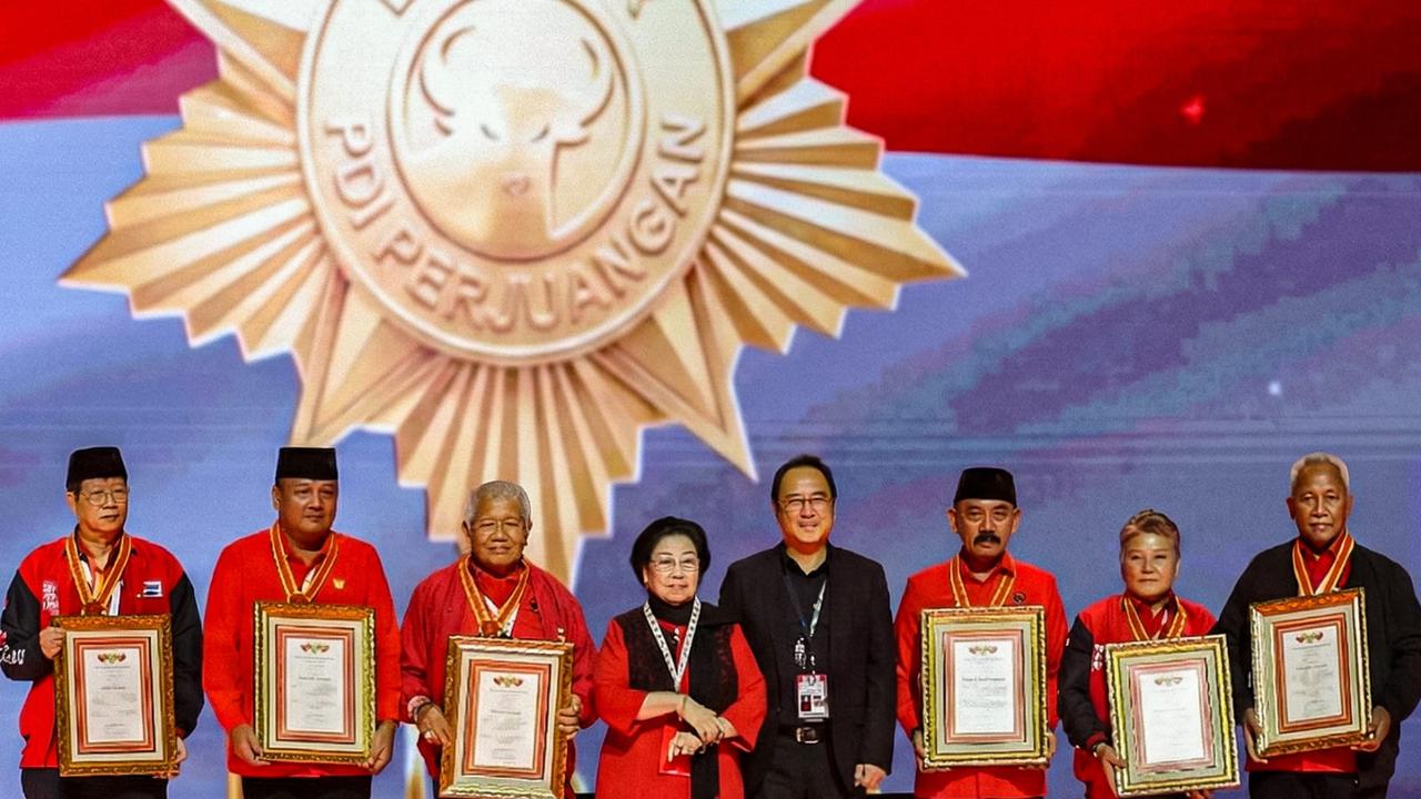Dinilai Loyal dan Patuh, FX Rudy Terima Penghargaan Leitstar dari Megawati Soekarnoputri