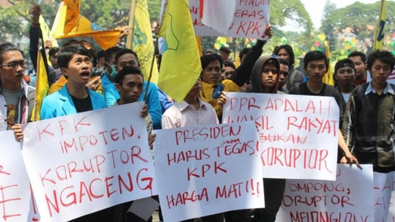 Massa PMII gelar demo setahun Jokowi-JK di DPRD Malang
